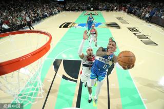 现出了杰出 现出了杰出